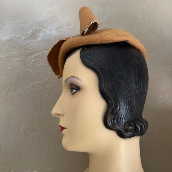 IMPRESSIVE 1950\'s MUSTARD COLOR FUZZY FELT  CAP +  BOW WITH GOLD THREAD EDGING main image 9